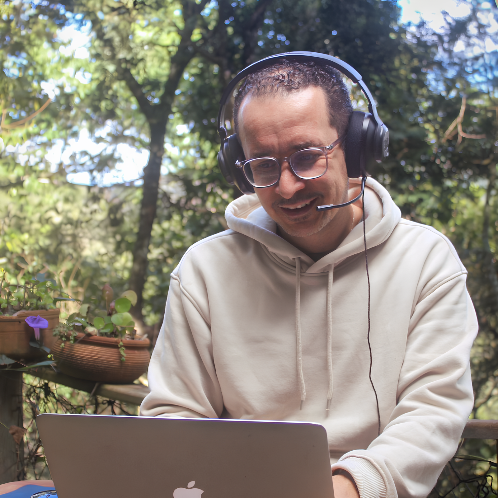 Julio, da Bem-Te-Vi Academy, em atendimento online